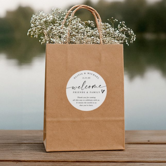 Pegatina Redonda Boda blanco y negro moderno Bienvenidos Hotel Bag (Wedding hotel guest bags - Welcome Stickers - Modern black and white handwriting and heart.)