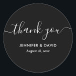 Pegatina Redonda Boda blanco y negro moderno gracias<br><div class="desc">Minimalista blanco y negro gracias a los pegatinas que presentan una fuente de escritura moderna. Elementos coincidentes disponibles.</div>