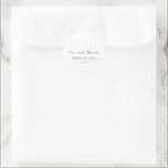 Pegatina Redonda Boda blanco y negro simple<br><div class="desc">Etiquetas de bodas modernas con un diseño sencillo con fuentes de escritura serif clásicas y elegantes. El diseño incluye "amor y agradecimiento" y sus nombres y fecha de boda.</div>