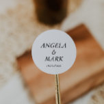 Pegatina Redonda Boda blanco y negro simple minimalista<br><div class="desc">Boda minimalista simple negro y blanco Pegatina redondo clásico. pegatina boda favorece al pegatina. Favoritos de boda gracias pegatinas. Artículos coincidentes disponibles en nuestra colección "Boda elegante Minimalista" como se muestra a continuación. Gracias!</div>