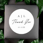 Pegatina Redonda Boda blanco y negro simple y elegante gracias<br><div class="desc">Estos simples y elegantes stickers de bodas presentan tipografía que dice "Gracias" en negro puro sobre fondo blanco. Añada sus iniciales de monograma y la fecha de boda para las etiquetas favoritas elegantes.</div>