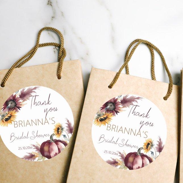 Pegatina Redonda Boda boho de calabaza girasol enamorarse (Fall in love boho bridal shower thank you favor stickers burgundy pumpkins sunflowers pampas grass)