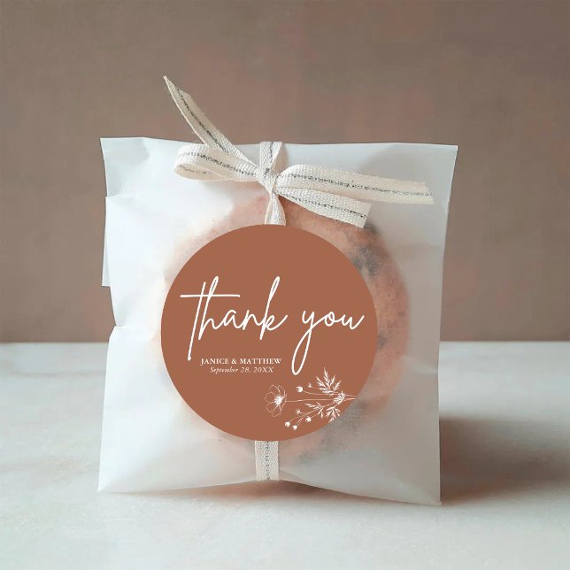 Pegatina Redonda Boda Boho de Terracota con Flores Silvestres Rústi (Rustic wildflower terracotta round sticker adds warm boho charm to wedding details.)