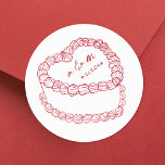 Pegatina Redonda Boda caprichoso rojo del pastel de cosecha manual<br><div class="desc">Pegatinas Monograma Boda de Tartas Vintage personalizados. Estos pegatinas de boda redondas personalizados presentan un ilustracion de pasteles al estilo vintage en el centro, coronado con las iniciales del monograma de la pareja y la fecha boda para un toque atemporal y elegante. El diseño minimalista utiliza una mezcla de tipos...</div>