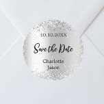 Pegatina Redonda Boda con guión plateado Guardar la fecha<br><div class="desc">A Guardar el pegatina de fecha para su boda. Un fondo falso de aspecto plateado,  texto negro. Decorado con confeti. Personalice y agregue sus nombres y fecha de boda.</div>