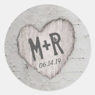 Pegatina Redonda Boda Corazón Tallado Rústico Iniciales Abedul