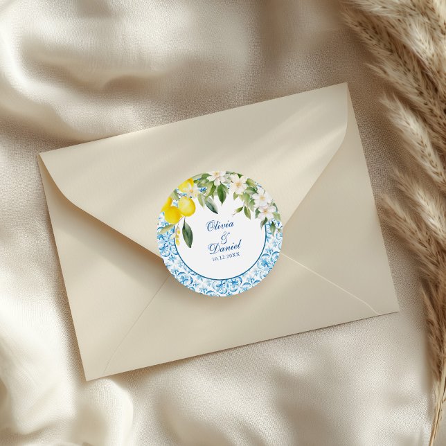 Pegatina Redonda Boda de azulejos azules y lémones mediterráneos (Mediterranean Blue Tiles and Lemons Wedding Classic Round Sticker on a wedding envelope.)