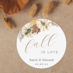 Pegatina Redonda Boda de calabazas blancas de otoño se enamoran<br><div class="desc">boda con temática personalizado y pegatinas de ducha de novias con caligrafía de "enamorados" con diseño rústico de calabazas blancas de acuarela.</div>