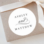Pegatina Redonda Boda de caligrafía romántica de Swirly<br><div class="desc">Sencillo pegatina boda blanco y negro con elegantes y románticas letras de caligrafía rápida con sus nombres. Para una personalización más avanzada de este diseño,  haga clic en el BOTÓN HERRAMIENTA DE DISEÑO AZUL de arriba.</div>