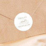 Pegatina Redonda Boda de caligrafía romántica dorada<br><div class="desc">Este pegatina boda dorado y blanco presenta elegantes y románticas letras de caligrafía rápida con sus nombres. Para una personalización más avanzada de este diseño,  haga clic en el BOTÓN HERRAMIENTA DE DISEÑO AZUL de arriba.</div>