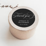 Pegatina Redonda Boda de caligrafía romántica negra gracias<br><div class="desc">Este pegatina boda,  en blanco y negro,  le agradece por su elegante y romántica caligrafía con sus nombres y fecha. Para una personalización más avanzada de este diseño,  haga clic en el BOTÓN HERRAMIENTA DE DISEÑO AZUL de arriba.</div>