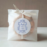 Pegatina Redonda Boda de cuadro barroco de color azul y blanco real<br><div class="desc">Estos elegantes y lujosos stickers de bodas presentan un marco de arte de la línea vintage con un estilo barroco ornamental. El diseño es azul sobre un fondo blanco. La moderna caligrafía de escritura que dice "gracias", y el texto clásico con sus nombres, hacen de esto una elección contemporánea elegante...</div>