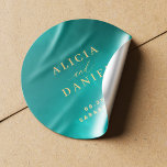 Pegatina Redonda Boda de destino oceánico de oro azul Aqua<br><div class="desc">Moderna y caprichosa playa de mar sello para sobres de invitación a la boda o favorecer el empaquetado de pegatinas redondos en azul verde azulado con estepas y escritura de tipografía de arena dorada falsa. Ideal para disfrutar de una moderna playa, playa, costa, costa, tropical, náutica, crucero o boda con...</div>