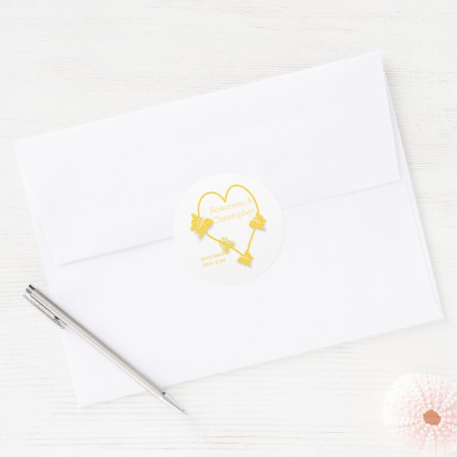 Pegatina Redonda Boda de diseño del corazón de mariposa amarillo (Sobre)