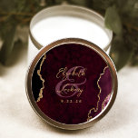 Pegatina Redonda Boda de escritura de la banda de oro de Borgoña<br><div class="desc">Este elegante y moderno pegatina boda cuenta con un diseño de agate de color burdeos y geodésico adornado con un falso purpurina de oro. Personalizar fácilmente el texto de color dorado, con los nombres de la novia y el novio en caligrafía escrita a mano a través de una gran ampersand...</div>