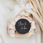 Pegatina Redonda Boda de escritura manuscrita moderna en blanco y n<br><div class="desc">Diseñado para coincidir con nuestras invitaciones de boda manuscritas modernas. Un hermoso diseño basado en tipografía con un toque minimalista,  con escritura manuscrita moderna y letras serif clásicas sobre un suave fondo negro de cenizas.</div>