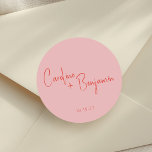 Pegatina Redonda Boda de escritura roja rosa de Boho moderno colori<br><div class="desc">Pegatina redondo clásico de Boda de guiones rojos de Boho moderno y colorido personalizado</div>