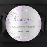 Pegatina Redonda Boda de fecha de nombre de purpurina púrpura plate<br><div class="desc">Un fondo falso plateado. Decorada con polvo falso purpurina morado. Personalice y sus nombres y una fecha. Con el texto: Gracias en morado. Se puede utilizar para favores y también como recordatorio de Save the Date para los huéspedes.</div>