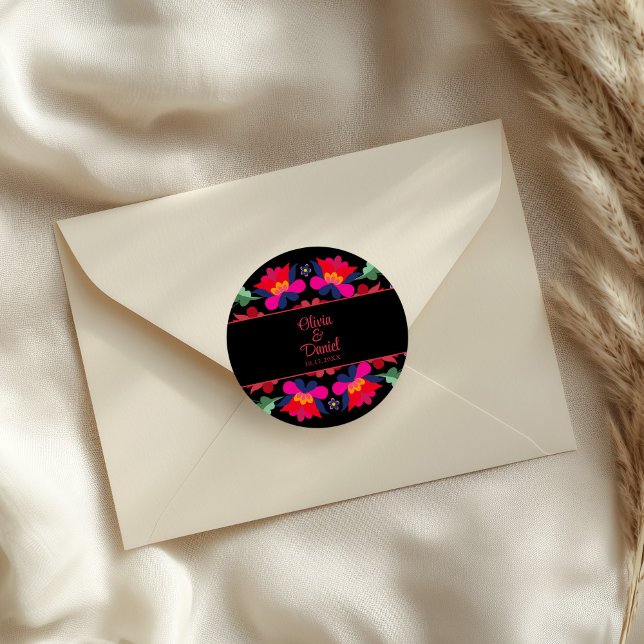 Pegatina Redonda Boda de Fiesta Floral Mexicana Negra y Roja (Black and Red Mexican Floral Fiesta Wedding Classic Round Sticker on an elegant wedding envelope.)