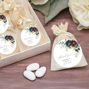 Pegatina Redonda Boda de flores de borgoña y vegetación elegante