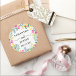 Pegatina Redonda Boda de flores salvajes de la primavera rosa audaz<br><div class="desc">Primavera amarilla de Bohopink flor silvestre pegatina,  perfecto para favores con ramo de agua floral floral verde,  brillante y rosa vibrante pintado a mano,  perfecto para la ceremonia de boda pequeño al aire libre.</div>