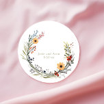 Pegatina Redonda Boda de flores silvestres de bonito Nombres de gui<br><div class="desc">Añada un toque fresco y romántico a sus favores matrimoniales o papelería con estos nombres de guirnaldas y Pegatina de citas Boda de flores silvestres. Este elegante pegatina redondo cuenta con una corona de flores silvestres de bonito delicadamente ilustrada en vivos tonos de verano rojos, amarillos y verdes con toques...</div>