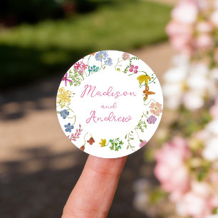 Pegatina Redonda Boda de flores silvestres en un jardín caprichoso