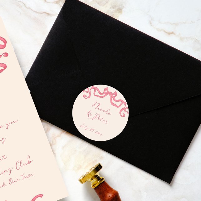 Pegatina Redonda Boda de garrapatas de cinta retro dibujada a mano (Hand drawn vintage retro ribbon scribble wedding classic round sticker bride and groom names sticker)