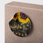 Pegatina Redonda Boda de girasol de madera rústica gracias favor<br><div class="desc">Boda de texto editable gracias pegatina con grandes y hermosos girasoles rústicos en un fondo de madera oscura de granero marrón con luces de cuerda. Ideal para su verano o otoño, elegante jardín rústico al aire libre o boda de una casa de campo. Personalízalo con los nombres de la novia...</div>