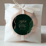 Pegatina Redonda Boda de guión de la ágata de oro verde esmeralda<br><div class="desc">Este elegante y moderno pegatina boda presenta un diseño de agate de color verde esmeralda con un falso purpurina de oro. Personalizar fácilmente el texto de color dorado, con los nombres de la novia y el novio en caligrafía escrita a mano a través de una gran ampersand y la fecha...</div>