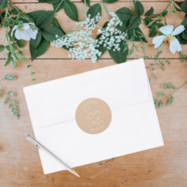 Pegatina Redonda Boda de guión estilizada de Beige Guardar la fecha