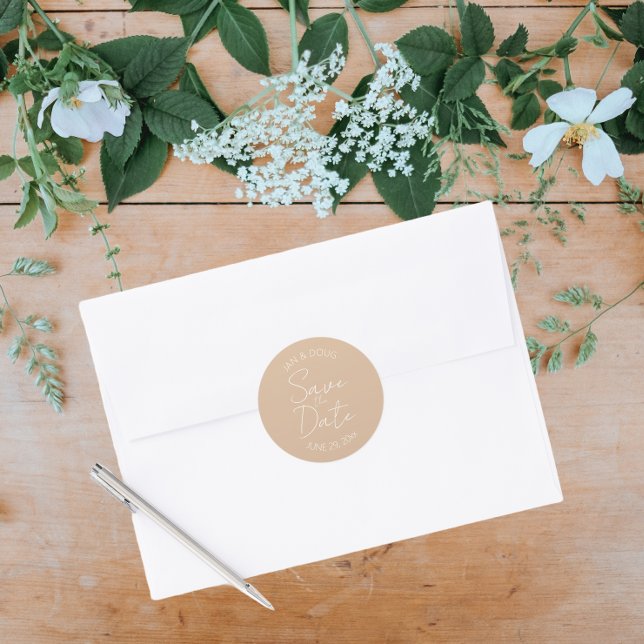 Pegatina Redonda Boda de guión estilizada de Beige Guardar la fecha (In Situ Wedding)