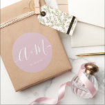 Pegatina Redonda Boda de guión monograma rosa de color negro mínimo<br><div class="desc">Elevar los detalles de su boda con el Pegatina de fecha de boda personalizada con el guión Minimalista del monograma. Este elegante y personalizado pegatina le aporta un toque de sofisticación a su papelería boda, permitiéndole mostrar su monograma y fecha boda de una manera sencilla pero impactante. Guión tipográfico blanco...</div>