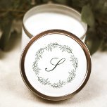 Pegatina Redonda Boda de guiones clásicos de la guirnalda verde oli<br><div class="desc">Este elegante pegatina de bodas cuenta con una corona de arte botánico verde oliva. Personalízalo con tu primer monograma en la escritura verde oliva clásica.</div>