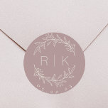 Pegatina Redonda Boda de guirnaldas botánicas de arte de línea rosa<br><div class="desc">pegatinas en monograma de boda diseñados por personalizados que presentan una elegante corona botánica beige de estilo blanco dibujada a mano con las iniciales de la pareja y la fecha boda sobre fondo color rosa malva. Perfecto para la boda, ahorra las fechas, sobres, paquetes de favores de boda y más....</div>
