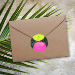 Pegatina Redonda Boda de hojas tropicales de hojas de palma de mono<br><div class="desc">arcos de color amarillo neón y rosa sobre fondo de hojas de palma oscuras con monograma en ilustracion de hojas de palma de arte de línea blanca y negra.</div>