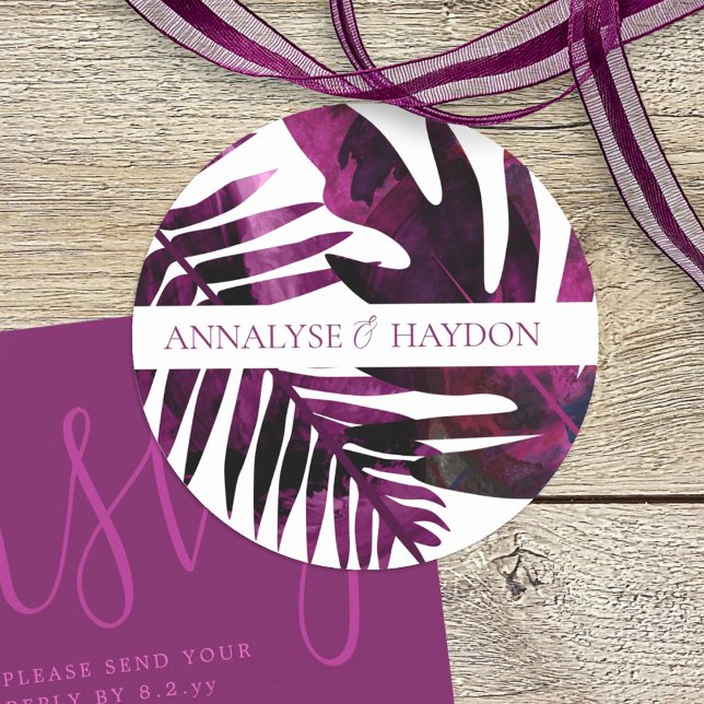 Pegatina Redonda Boda de hojas tropicales rosadas violetas y bayas  (tropical wild berry pink, wine pink island palm leaves, monstera, ferns beach wedding sticker)