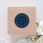 Pegatina Redonda Boda de la Marina Botánica Moderna<br><div class="desc">Añada un toque sofisticado a los detalles de su boda con nuestros elegantes stickers botánicos de boda. Con sus nombres en letras blancas, estos pegatinas personalizados están diseñados con un impresionante fondo marino adornado con delicado follaje blanco. Perfecto para sellar sobres, bolsos de bienvenida o cajas de regalo, estas etiquetas...</div>