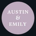 Pegatina Redonda Boda de Lavanda Moderna personalizada<br><div class="desc">Echa un vistazo a estos lindos pegatinas modernos para tu boda. Presentan un fondo de color de bonito, un guión bonito y nombres personalizables para que la novia y el novio agreguen su propio nombre. Personalizar de texto para que coincida con su boda. Perfecto para todos los productos que necesita...</div>