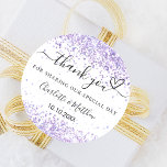 Pegatina Redonda Boda de lavanda violeta blanca gracias<br><div class="desc">Un elegante fondo blanco con un confeti morado. Personalice y agregue sus nombres y fecha de boda. Con el texto: Gracias por compartir nuestro día especial.</div>