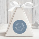 Pegatina Redonda Boda de monograma azul turbio<br><div class="desc">Selle sus invitaciones y exprese su gratitud con nuestros pegatinas de bodas con el Monograma Azul. Perfecto para sellos para sobres o etiquetas favoritas,  estos pegatinas presentan la elegancia monocálmica y clásica,  añadiendo un toque final de sofisticación a su papelería boda.</div>