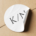 Pegatina Redonda boda de monograma blanco y negro minimalista<br><div class="desc">Simple y minimalista tipografía en negrita monograma novia y boda de las iniciales del novio. Adecuado para ser utilizado como sello para sobres de invitación o como etiqueta de favor.</div>