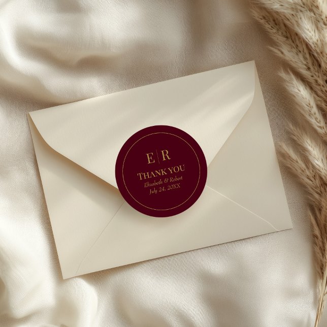 Pegatina Redonda Boda de Monograma Borgoña Moderno Gracias (Modern Burgundy Monogram Wedding Thank You Classic Round Sticker on a wedding envelope)