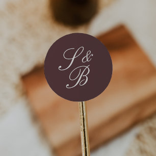 Pegatina Redonda Boda de Monograma Clásico en Burgundy y Crema con