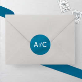 Pegatina Redonda Boda de monograma con cielo azul medio nevado