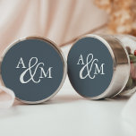 Pegatina Redonda Boda de monograma de Ampersand Azul<br><div class="desc">Selle sus sobres de invitación o favores con estos elegantes stickers de boda de color sólido con sus iniciales trabajadas en un monograma unido con un marcador decorativo,  en un fondo azulado-gris ahumado. Diseñado para coincidir con nuestras colecciones de invitaciones a bodas Snowbound e Winter Reverie.</div>