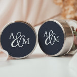 Pegatina Redonda Boda de Monograma de Ampersand Blanco y Negro<br><div class="desc">Selle sus sobres de invitación o favores con estos elegantes stickers de boda de color sólido con sus iniciales trabajadas en un monograma unido con un marcador decorativo, en un fondo azul marino para un simple y atemporal aspecto. Diseñado para coincidir con nuestra colección de invitaciones a bodas de Ampersand...</div>