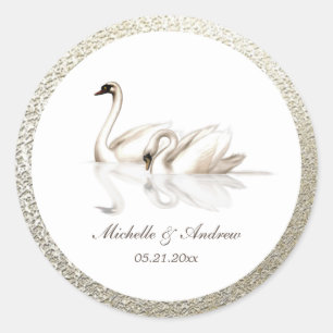 Pegatina Redonda boda de monograma de oro texturizado con cisnes bl