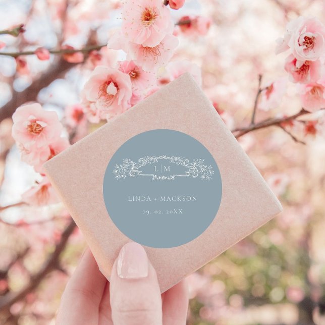 Pegatina Redonda Boda de monograma del escudo botánico Dusty Blue (Subido por el creador)