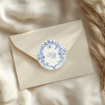 Pegatina Redonda Boda de monograma doble con sabor a vintage francé<br><div class="desc">Nuestra colección "Floral de la Vintage francesa" cuenta con flores de color acuático vintage en tonos azules y Relieve metalizado en diferentes colores con fuentes de personalizable fácil para una boda de jardín perfectamente elegante. Consulta nuestra tienda para ver más artículos de esta colección. Contáctenos si tiene alguna solicitud especial...</div>